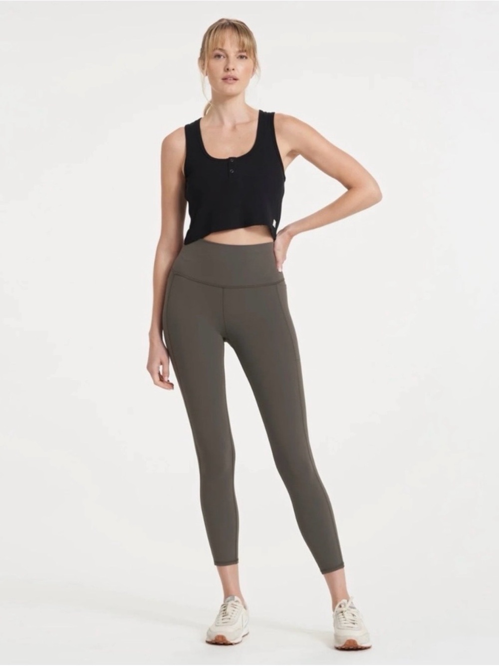 Vuori Studio Pocket Legging in Oregon Women's Medium
